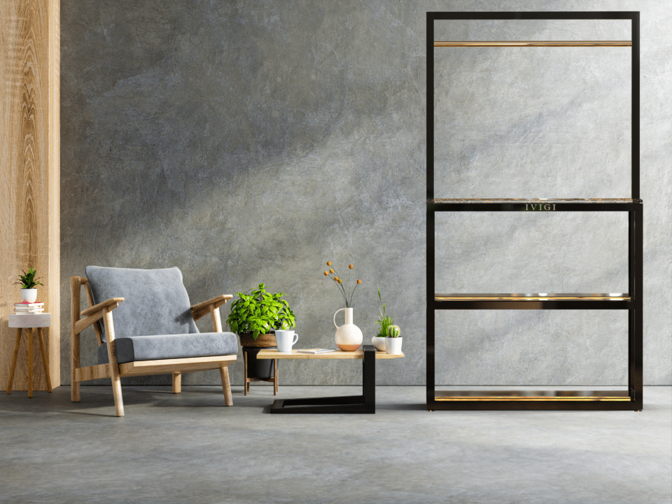 Fauteuil gris, table basse, plantes et étagère murale.