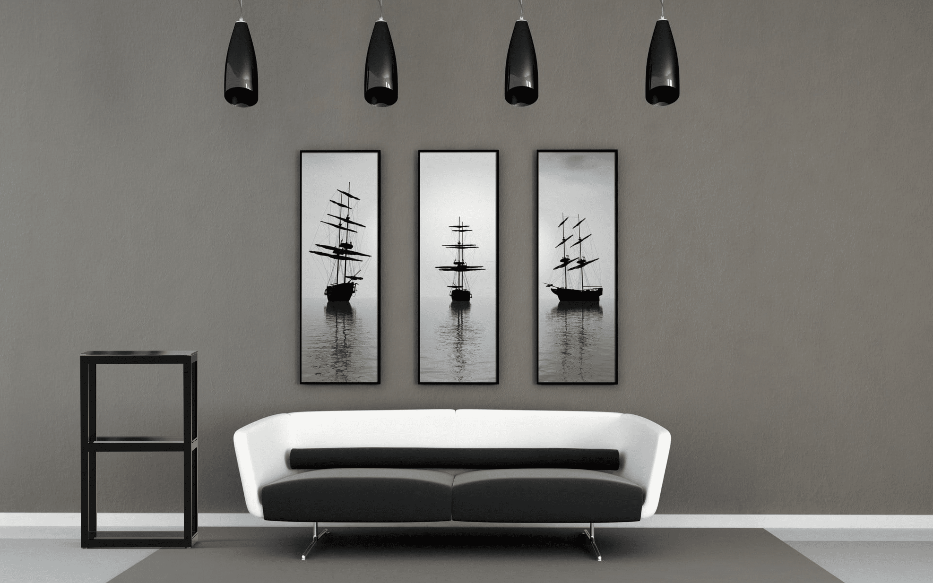 Salon moderne avec tableaux de voiliers.